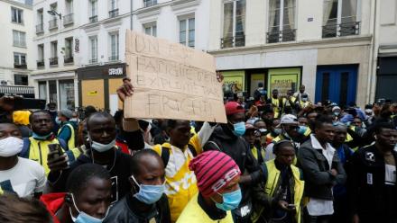 Des travailleurs sans papiers de la société de livraison de repas Frichti manifestent pour réclamer la régularisation de leur situation, le 8 juin 2020 à Paris