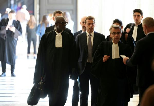 Guillaume Faury (au centre), PDG d'Airbus, arrive avec ses avocats à la cour d'appel pour le procès en appel d'Airbus et d'Air France pour « homicide involontaire » dans le crash du vol A330 d'Air France Rio-Paris, à Paris le 29 septembre 2025
