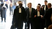 Guillaume Faury (au centre), PDG d'Airbus, arrive avec ses avocats à la cour d'appel pour le procès en appel d'Airbus et d'Air France pour « homicide involontaire » dans le crash du vol A330 d'Air France Rio-Paris, à Paris le 29 septembre 2025