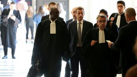 Guillaume Faury (au centre), PDG d'Airbus, arrive avec ses avocats à la cour d'appel pour le procès en appel d'Airbus et d'Air France pour « homicide involontaire » dans le crash du vol A330 d'Air France Rio-Paris, à Paris le 29 septembre 2025