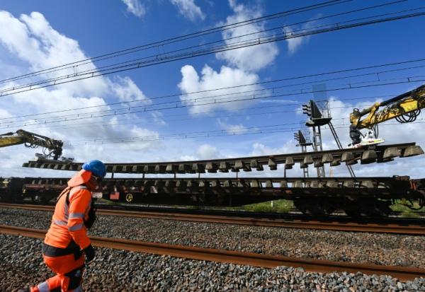 Le chantier de remplacement des voies sur la liaison ferrée POLT (Paris-Orléans-Limoges-Toulouse), le 16 septembre 2025, avec un train-usine qui retire les rails du ballast pour les remplacer.
