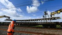 Le chantier de remplacement des voies sur la liaison ferrée POLT (Paris-Orléans-Limoges-Toulouse), le 16 septembre 2025, avec un train-usine qui retire les rails du ballast pour les remplacer.

