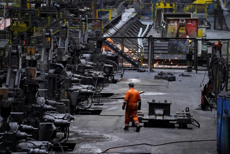 Salarié de British Steel, à Scunthorpe, dans Lincolnshire, dans l'est de l'Angleterre, le 17 avril 2025. 