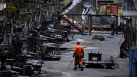 Salarié de British Steel, à Scunthorpe, dans Lincolnshire, dans l'est de l'Angleterre, le 17 avril 2025. 