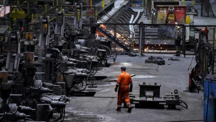 Salarié de British Steel, à Scunthorpe, dans Lincolnshire, dans l'est de l'Angleterre, le 17 avril 2025. 