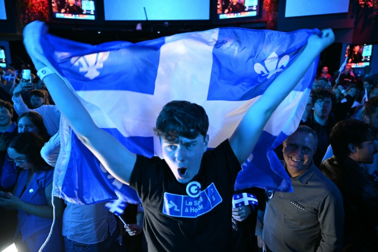 Des partisans du Parti québécois célèbrent leur victoire à Montréal, le 5 octobre 2026 au Québec