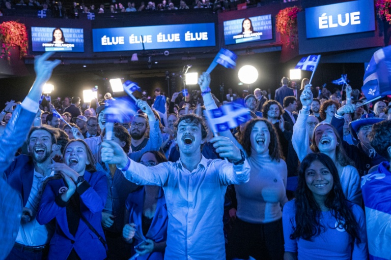 Des partisans du Parti québécois (PQ) célèbrent leur victoire, le 5 octobre 2026 à Montréal, au Québec