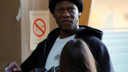 Le rappeur français Doums, de son vrai nom Mamadou Coulibaly, à son arrivée à son procès pour violences conjugales au tribunal de Créteil le 02 février 2026