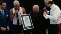 Le rappeur américain Pitbull (2eD) reçoit son diplôme du Guinness des records grâce à un rassemblement de 22.141 fans portant de faux crânes chauves, le 10 juillet 2026 à Londres