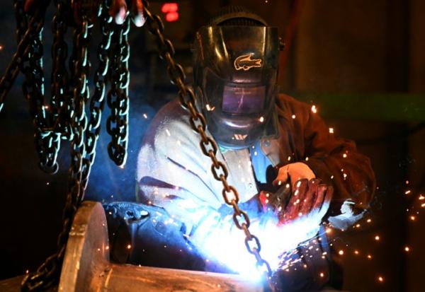 Un ouvrier soude une pièce à la fonderie Hachette et Driout à Saint-Dizier le 3 mars 2025, fonderie rachetée par la société française ACI Groupe en février 2025