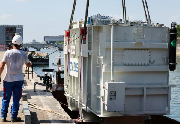 Livraison d'un nouveau transformateur pour le réseau électrique Enedis, au port de Tolbiac, à Paris, le 22 juin 2026.