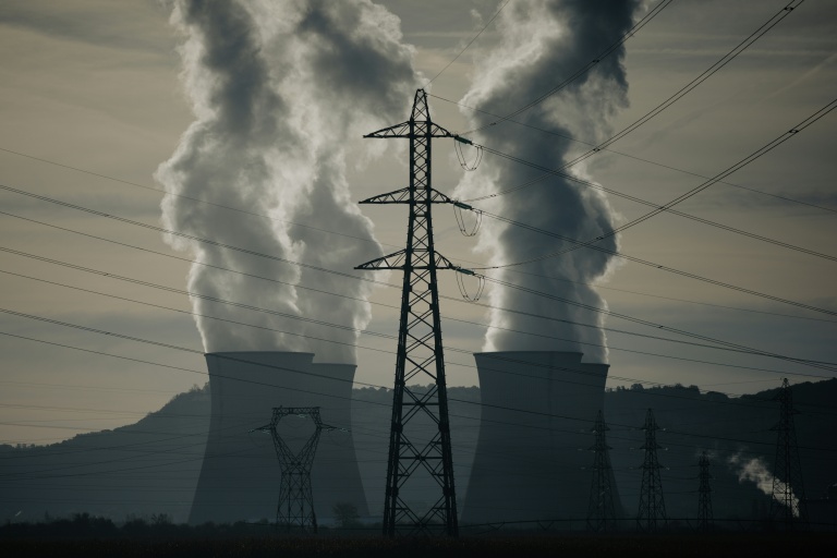 Des lignes à haute tention près de la centrale nucléaire de Bugey en France le 25 septembre 2026