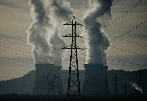 Des lignes à haute tention près de la centrale nucléaire de Bugey en France le 25 septembre 2026