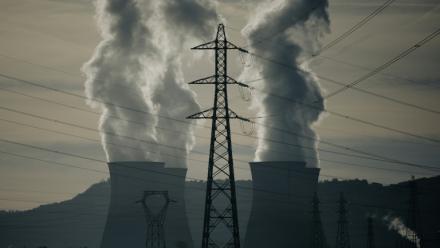 Des lignes à haute tention près de la centrale nucléaire de Bugey en France le 25 septembre 2026