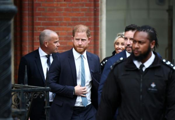 Le prince Harry, duc de Sussex, quitte la Haute Cour de Londres, le 8 avril 2025, après une audience concernant la décision du gouvernement britannique de réduire le niveau de sa sécurité personnelle lors de ses séjours au Royaume-Uni