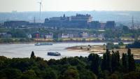 Le Rhin en partie asséché passe devant les hauts-fourneaux de l'aciériste Thyssenkrupp à Duisbourg, le 3 août 2026