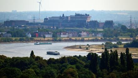 Le Rhin en partie asséché passe devant les hauts-fourneaux de l'aciériste Thyssenkrupp à Duisbourg, le 3 août 2026