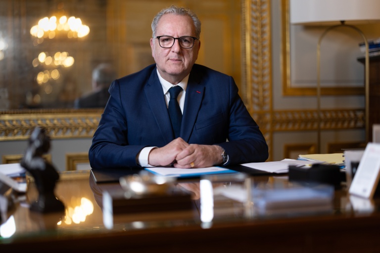 Le président du Conseil constitutionnel Richard Ferrand pose dans son bureau le 19 janvier 2026 à Paris