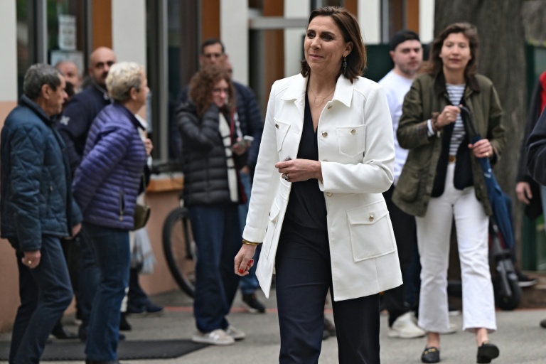 Laure Lavalette, candidate RN à la maison de Toulon, quitte le bureau de vote après avoir voté au 2e tour des municipales, le 22 mars 2026 à Toulon, dans le Var