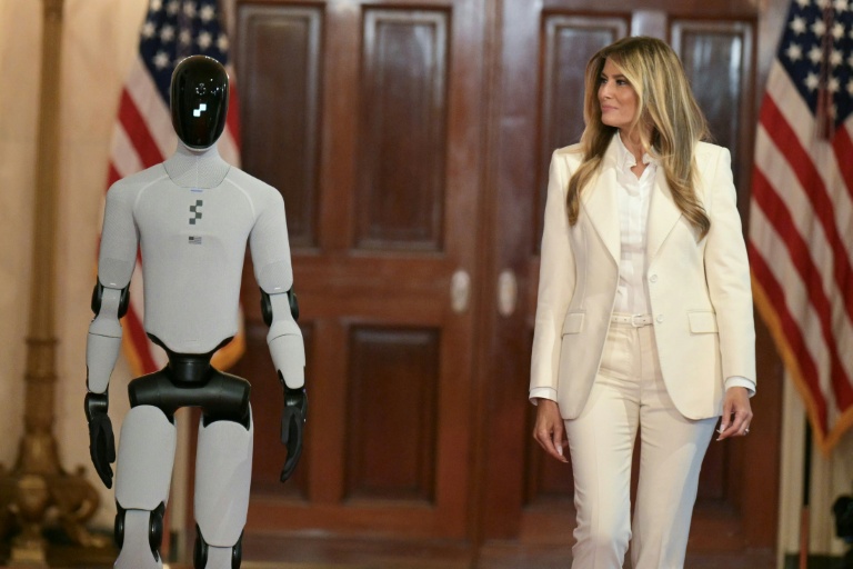 La Première dame des Etats-Unis, Melania Trump, arrive accompagnée du robot humanoïde 