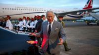 Le roi britannique Charles III se dirige vers son véhicule après son arrivée à l'aéroport international L.F. Wade de Hamilton, aux Bermudes, le 30 avril 2026