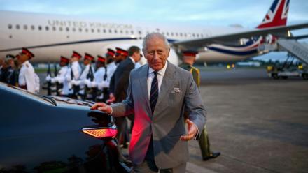 Le roi britannique Charles III se dirige vers son véhicule après son arrivée à l'aéroport international L.F. Wade de Hamilton, aux Bermudes, le 30 avril 2026