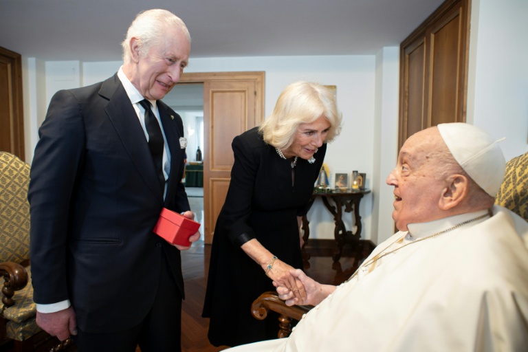 Cette photo prise le 9 avril 2025 et diffusée le 10 avril par le Vaticain montre le pape François lors d'une entrevue privée au Vatican avec le roi Charles III et la reine Camilla