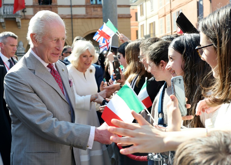 Le roi Charles III et la reine Camilla saluent la foule lors de la visite d'un marché sur la Piazza del Popolo à Ravenne, au dernier jour d'une visite d'État en Italie, le 10 avril 2025