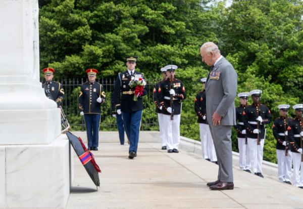 Le roi Charles III dépose un bouquet de fleurs sur la tombe du soldat inconnu au cimetière national d'Arlington, en Virginie, le 30 avril 2026