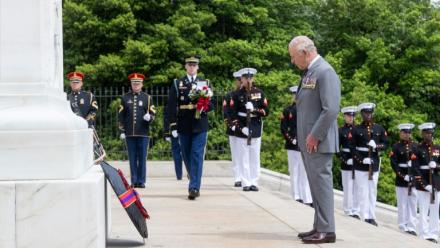 Le roi Charles III dépose un bouquet de fleurs sur la tombe du soldat inconnu au cimetière national d'Arlington, en Virginie, aux Etats-Unis, le 30 avril 2026