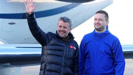 Le roi du Danemark Frederik X (g) et le Premier ministre groenlandais Jens-Frederik  Nielsen à l'aroport de Nuuk, le 18 février 2026 au Groenland