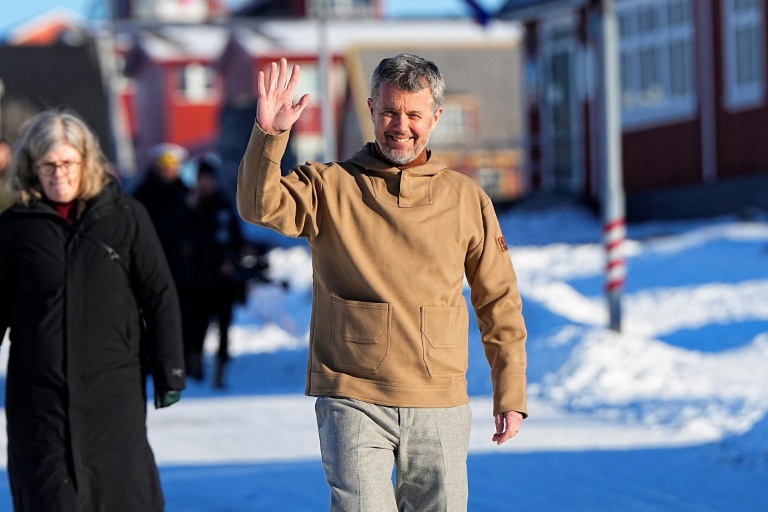 Le roi Frederik X de Danemark salue la foule à son arrivée à Nuuk, au Groenland, le 18 février 2026