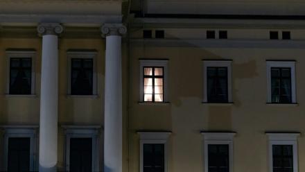 Une lumière est visible à une fenêtre du Palais royal alors que des personnes se rassemblent pour une veillée nocturne en l'honneur du roi Harald V de Norvège, sur la place du Palais à Oslo, tôt le 28 août 2026.