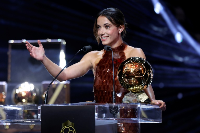 L'Espagnole Aitana Bonmati reçoit son troisième Ballon d'Or consécutif, le 22 septembre 2025 au Théâtre du Châtelet, à Paris