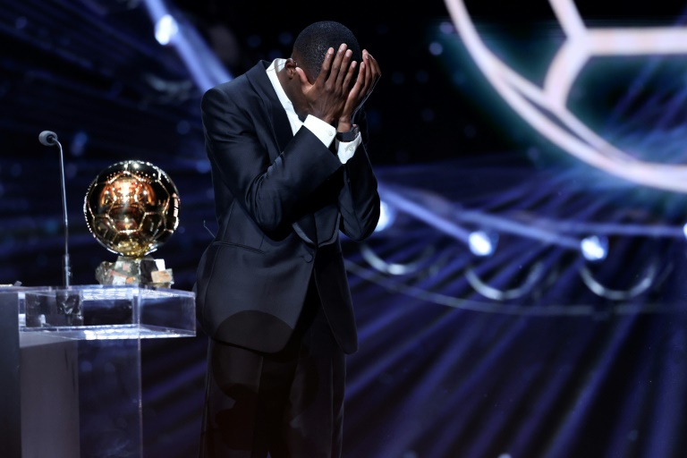 Ousmane Dembélé ne peut retenir ses larmes après avoir remercié ses proches en recevant le Ballon d'Or, le 22 septembre 2025 au Théâtre du Châtelet, à Paris