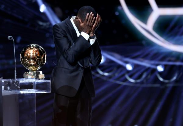 Ousmane Dembélé ne peut retenir ses larmes après avoir remercié ses proches en recevant le Ballon d'Or, le 22 septembre 2025 au Théâtre du Châtelet, à Paris