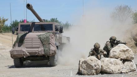 Un canon Caesar et des soldats français lors d'une démonstration dynamique à la veille de l'ouverture du salon de défense Eurosatory à Villepinte, près de Paris, le 14 juin 