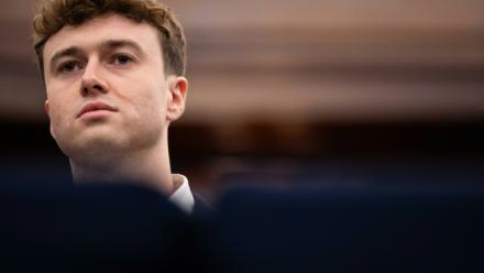 Le chercheur britannique et lanceur d'alerte américain Jacob Coxon lors d'une audition devant le conseil municipal de New York, le 5 octobre 2026