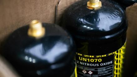 Des bouteilles de protoxyde d'azote, à Paris, le 15 janvier 2026