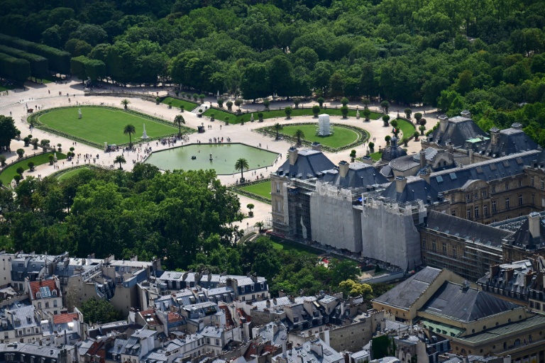 Vue aérienne du Sénat à Paris, le 11 juillet 2023, avec sur la gauche le Jardin du Luxembourg.