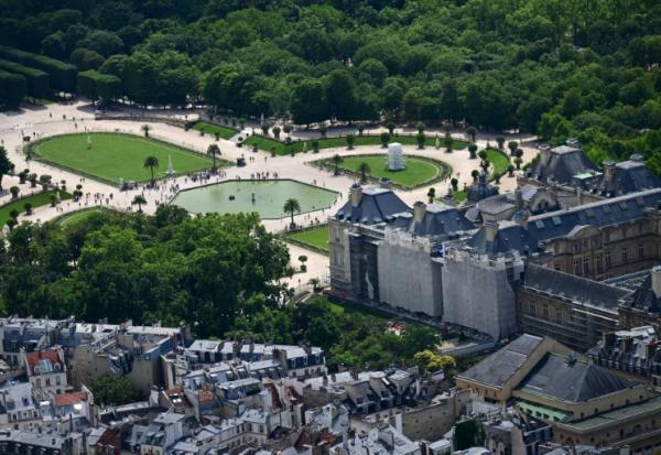 Vue aérienne du Sénat à Paris, le 11 juillet 2023, avec sur la gauche le Jardin du Luxembourg.
