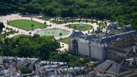 Vue aérienne du Sénat à Paris, le 11 juillet 2023, avec sur la gauche le Jardin du Luxembourg.