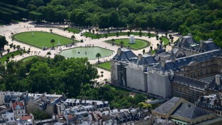 Vue aérienne du Sénat à Paris, le 11 juillet 2023, avec sur la gauche le Jardin du Luxembourg.