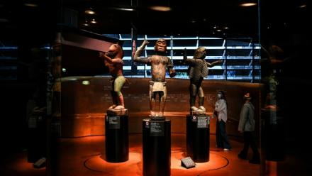 Les statues des Œuvres des trésors royaux d'Abomey exposées puis restituées au Bénin, au Musée du quai Branly à Paris le 10 septembre 2021