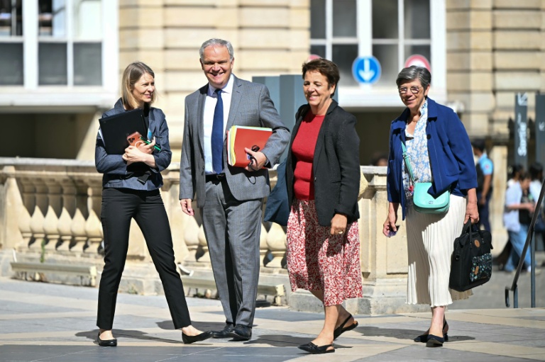 Le sénateur François-Noël Buffet (centre), proposé pour devenir le prochain Défenseur des droits, à côté de la sénatrice Agnès Canayer (2e à droite), arrive pour son audition au Sénat à Paris le 21 juillet 2026.