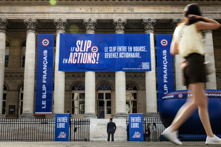 Une banderole de l'entreprise Le Slip français accrochée sur le Palais Brongniart, à Paris, le 29 juin 2026