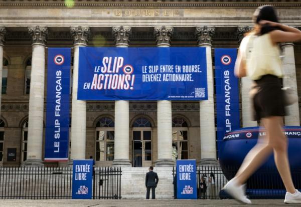 Une banderole de l'entreprise Le Slip français accrochée sur le Palais Brongniart, à Paris, le 29 juin 2026