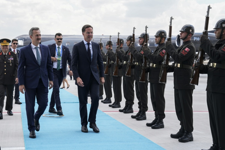 Le secrétaire général de l'Otan Mark Rutte (au centre) arrive à Ankara pour le sommet de l'Otan, le 6 juillet 2026