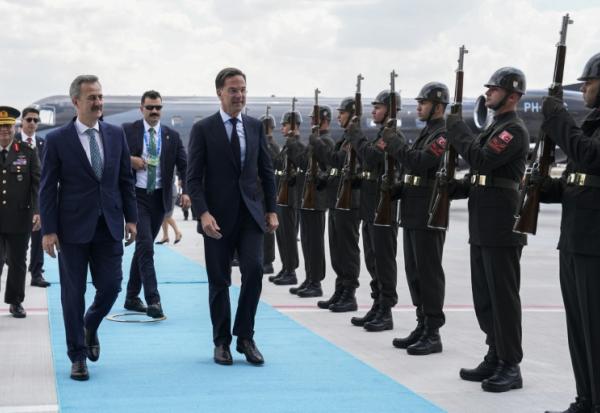 Le secrétaire général de l'Otan Mark Rutte (au centre) arrive à Ankara pour le sommet de l'Otan, le 6 juillet 2026