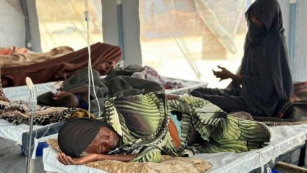 Des malades du choléra reçoivent des soins dans un centre spécialisé des camps de réfugiés de l'ouest du Soudan, à Tawila le 12 août 2025